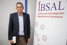 Rogelio González Sarmiento, en la sede del IBSAL, en el Hospital Virgen de la Vega.