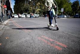 Un patinete por la vía pública.