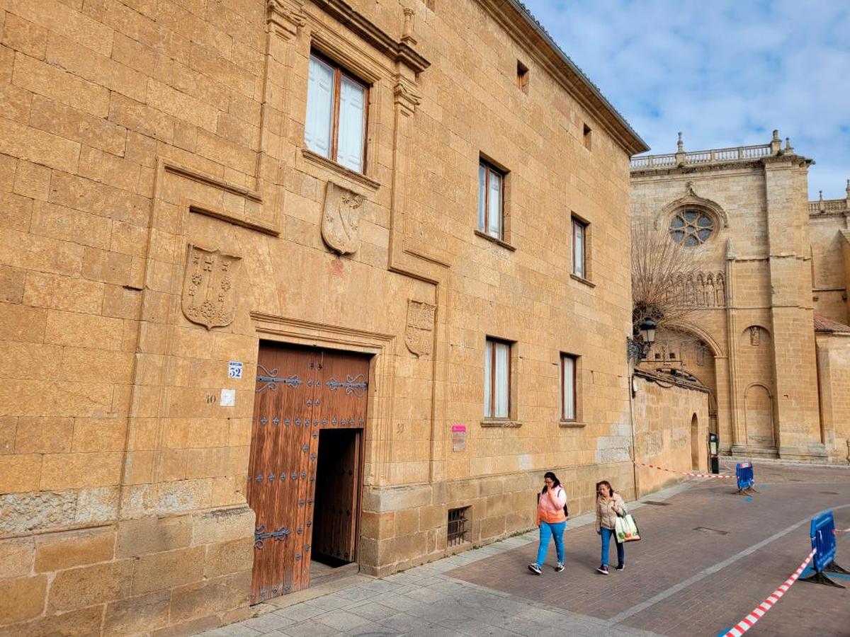 Fachada principal de la casa palacio de los Miranda, en la plazuela de San Salvador, junto a la Catedral de Ciudad Rodrigo.