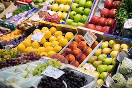 Puesto de frutas de un mercado.