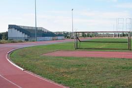 Portería tumbada  y sin uso sobre el césped del campo de fútbol de Vitigudino