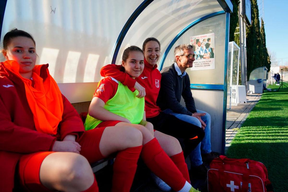 Pascu, Ainhoa y Gorka Esparza junto a la foto de Putellas