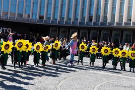 Niños disfrazados de girasoles a la vuelta del colegio.