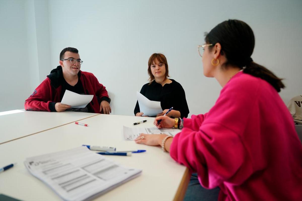 Celebración de uno de los talleres que se llevan a cabo en la Asociación Síndrome de Asperger para gente que sufre este trastorno.