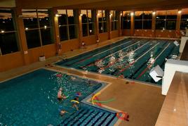 La piscina climatizada de Villares de la Reina, con clases de natación infantil antes de su clausura.