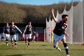 Diego Benito celebra uno de los goles del partido.