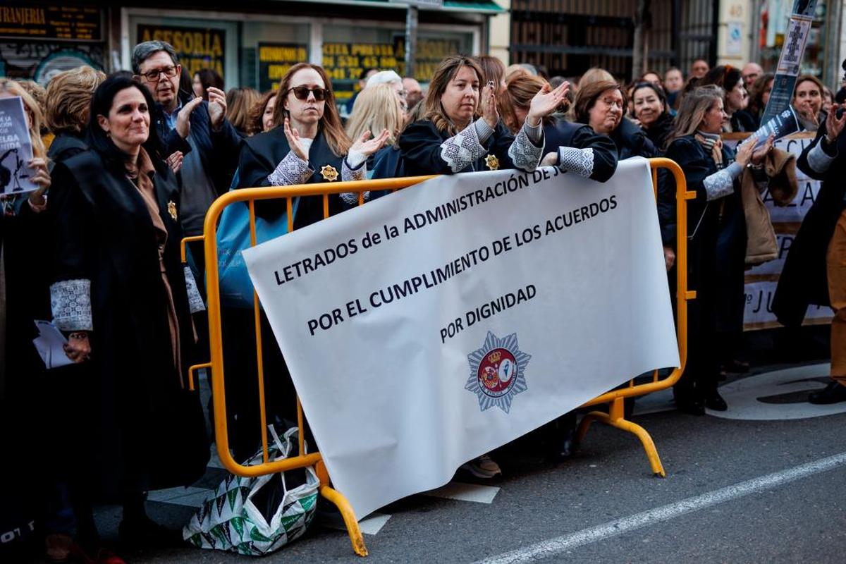 Los letrados de la administración de justicia se manifestaron ante el Palacio de Sonora, durante la reunión del comité de huelga con el Ministerio de Justicia. E.P.