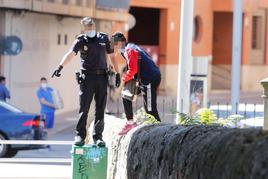 Un policía obliga a salir del palacete del paseo de la Estación a uno de los menores que lo “okuparon” en 2021.