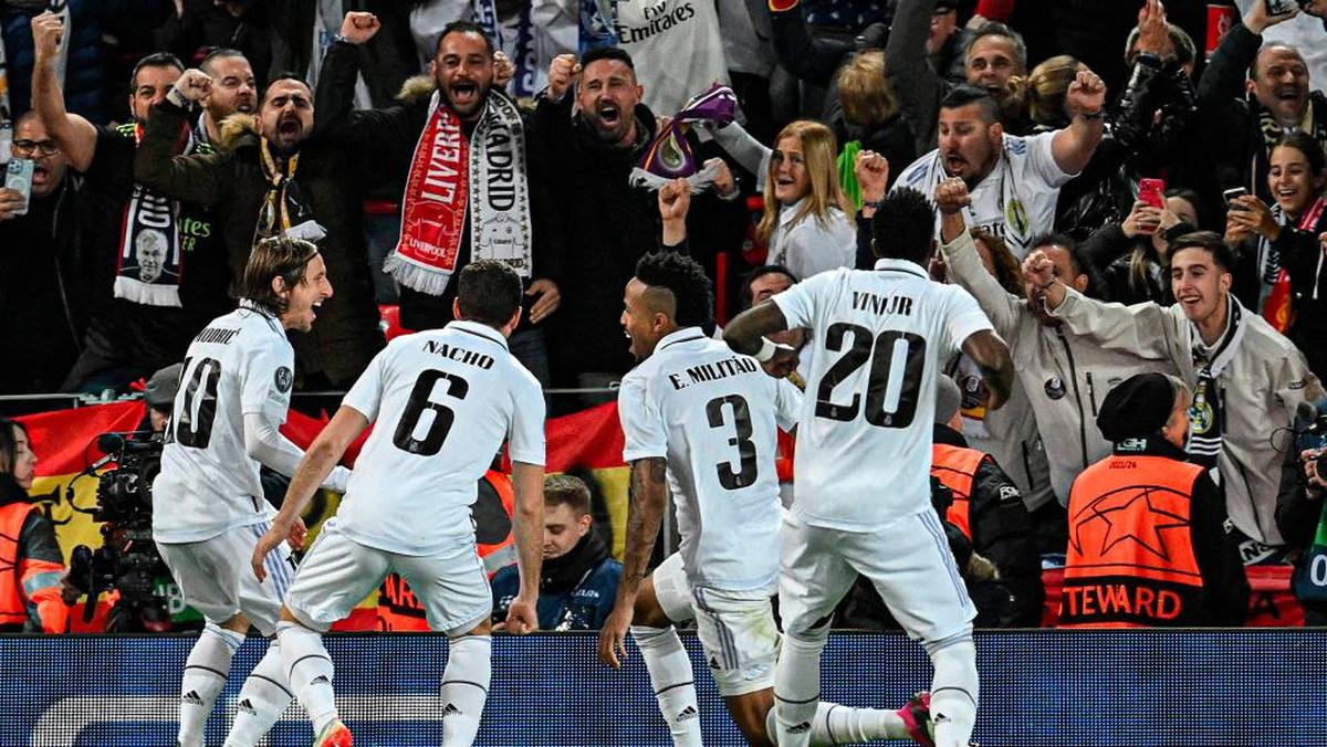 Los jugadores del Real Madrid celebran el gol de Militao.