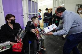 Proyecto Hombre recibió a una treintena de refugiados en sus instalaciones tras un largo viaje en autobús