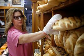 Cristina González despachando pan en uno de sus establecimientos en Salamanca