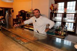Gonzalo Gutiérrez Ingelmo regresó a Guijo de Ávila el año pasado para quedarse y llevar el bar municipal, que buscaba gestor. TEL