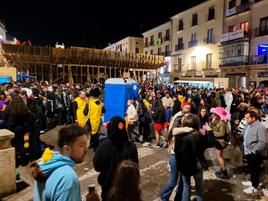 Decenas de jóvenes en los alrededores de la Plaza Mayor.