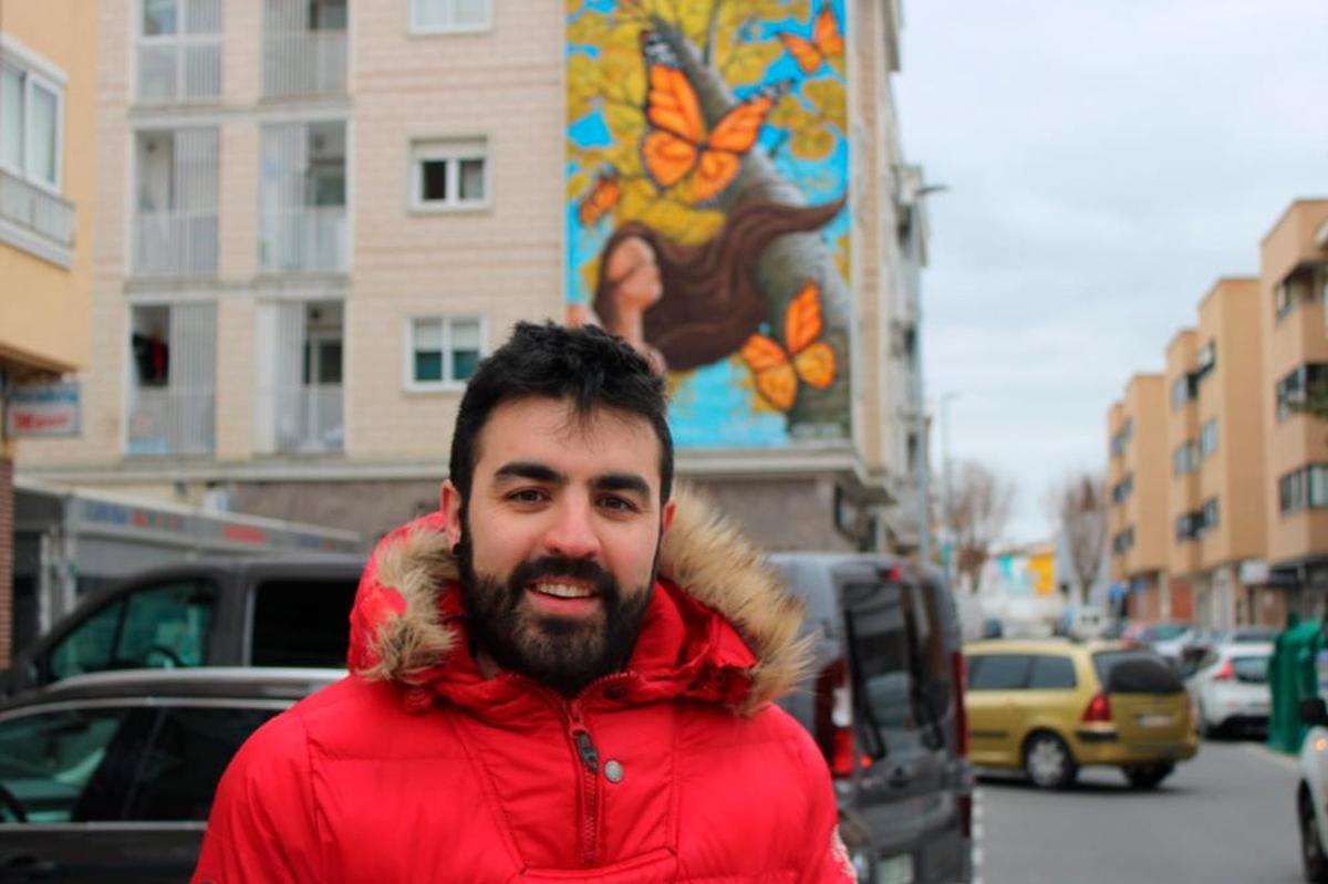 Rober Bece junto al mural. EÑE