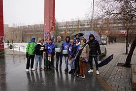 Un grupo de voluntarios de Manos Unidas en el campus Unamuno por la mañana. LAYA
