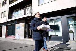 Carlos García Carbayo acompañado de David Mingo en la entrega de avales.