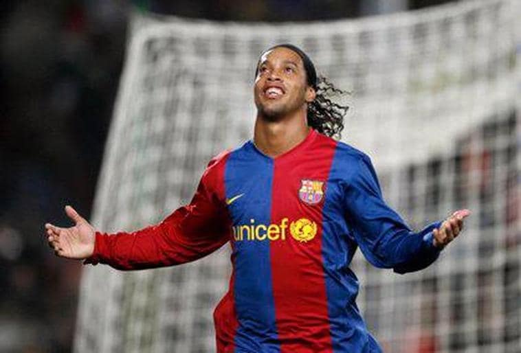 Ronaldinho viste la elástica del FC Barcelona.