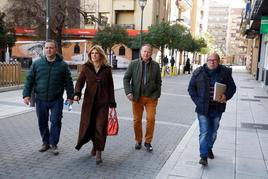 Chabela de la Torre llega a la sede del PP junto a Javier García Hidalgo, Román Hernández y Manuel Prada.