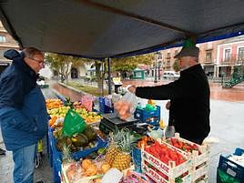 Félix Aparicio Ramos, el frutero de Alconada, despachaba ayer a un cliente en el mercado de Peñaranda de Bracamonte