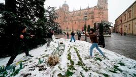 Las guerras de bolas de nieve marcaron el día en Salamanca este jueves.