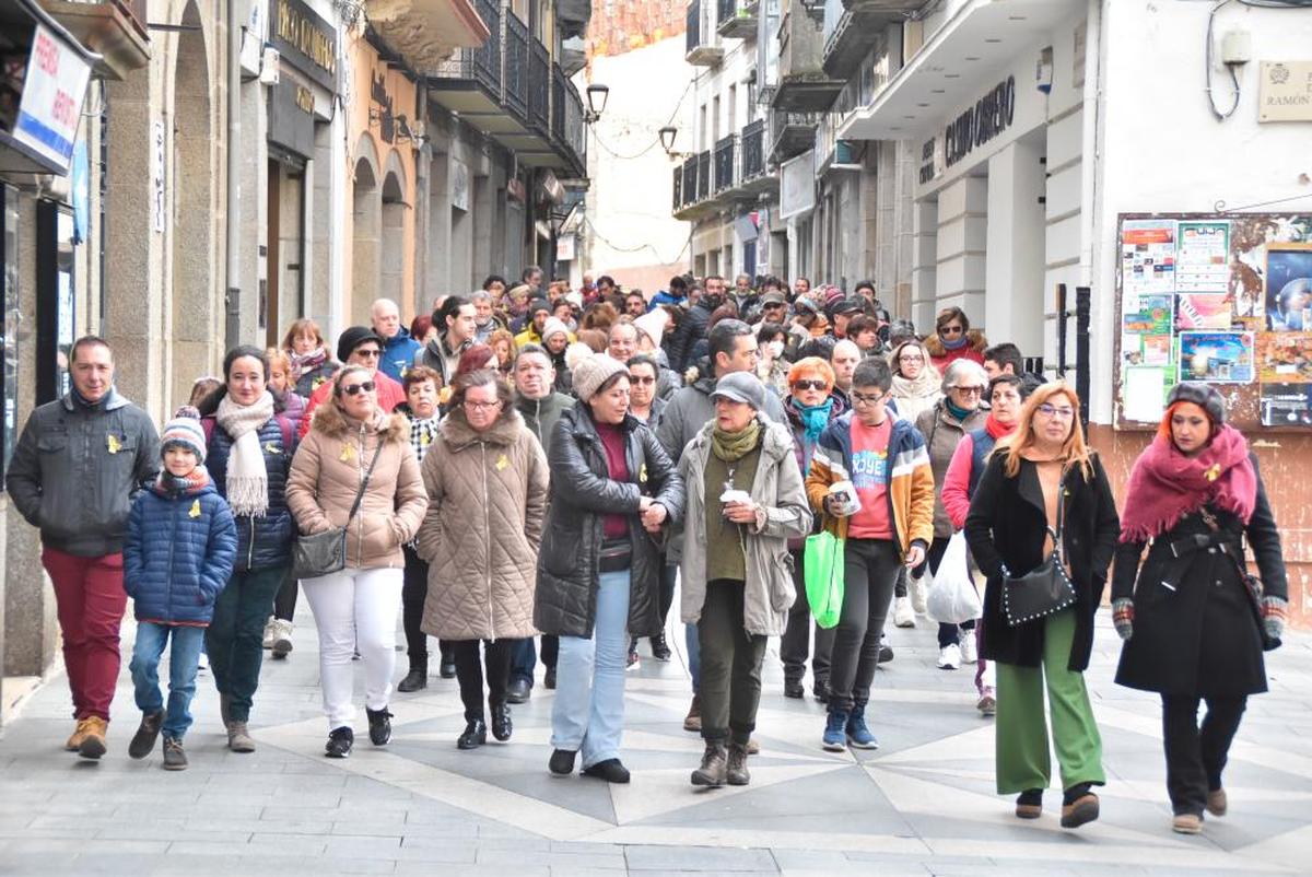 Imagen de los participantes en la marcha dorada en su camino por la calle Mayor para llegar a la Plaza.