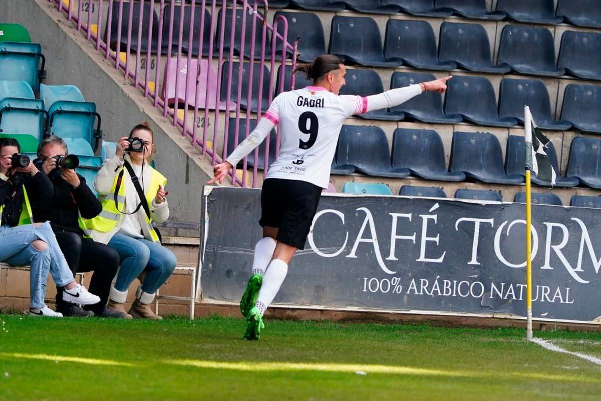 Gabri celebra el gol en el Helmántico que le ha valido para ganar al Salamanca UDS.