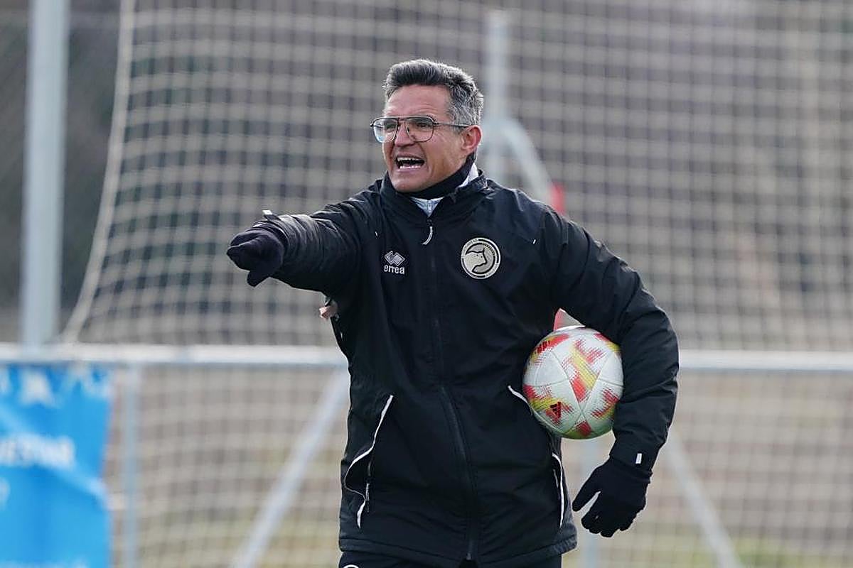 Dani Ponz dando indicaciones a su equipo.