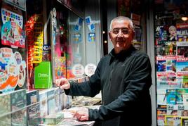 Ignacio Pascual, conocido como Nacho el “Kiosquero”, en el barrio de Carmelitas, donde regenta un kiosco desde hace 32 años.