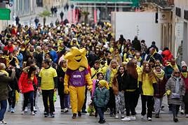 Brillantina, la mascota de AERSCYL, delante de toda la marcha