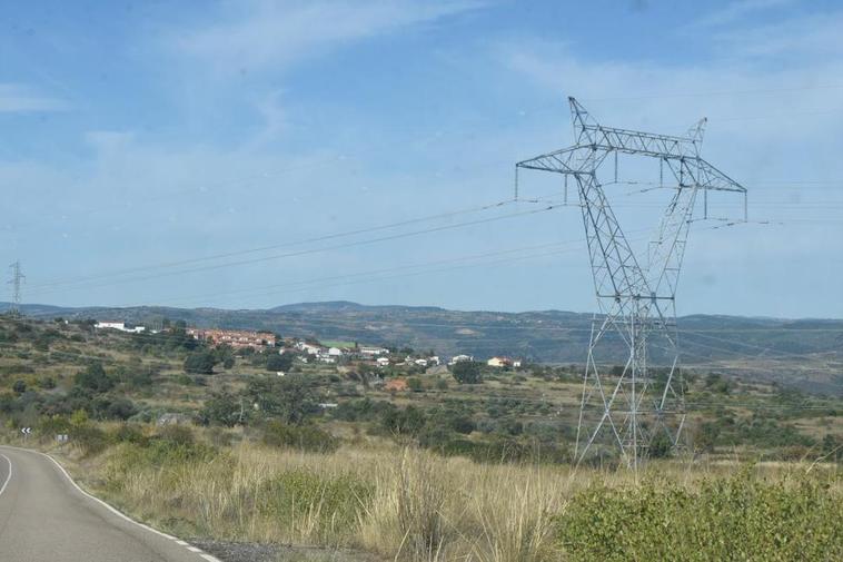 El término municipal de Villarino de los Aires concentra buena parte de las redes de muy alta tensión de la provincia.