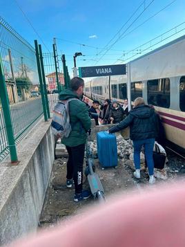 Los pasajeros andando junto a las vías.