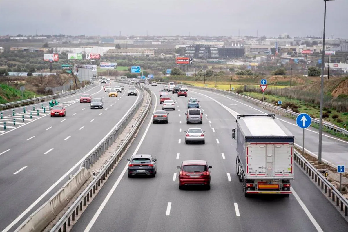 Varios coches circulan por una autovía española.