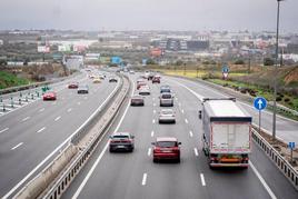 Varios coches circulan por una autovía española.