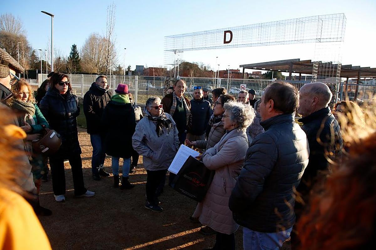 Usuarios de los huertos urbanos, en la reunión.