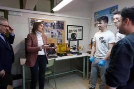 Rocío Lucas junto a los alumnos del Centro Integrado de Formación Profesional (CIFP) ‘Río Tormes’ de Salamanca.