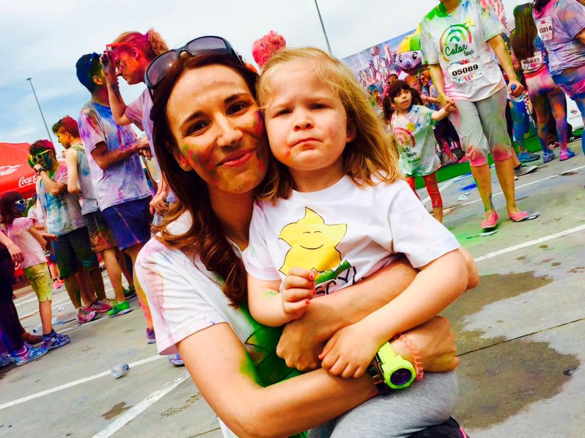 La presidenta de la Asociación de Enfermedades Raras de Castilla y León, Cristina Díaz, junto a su hija Candela.