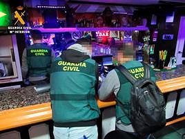 Agentes de la Guardia Civil, durante la operación.