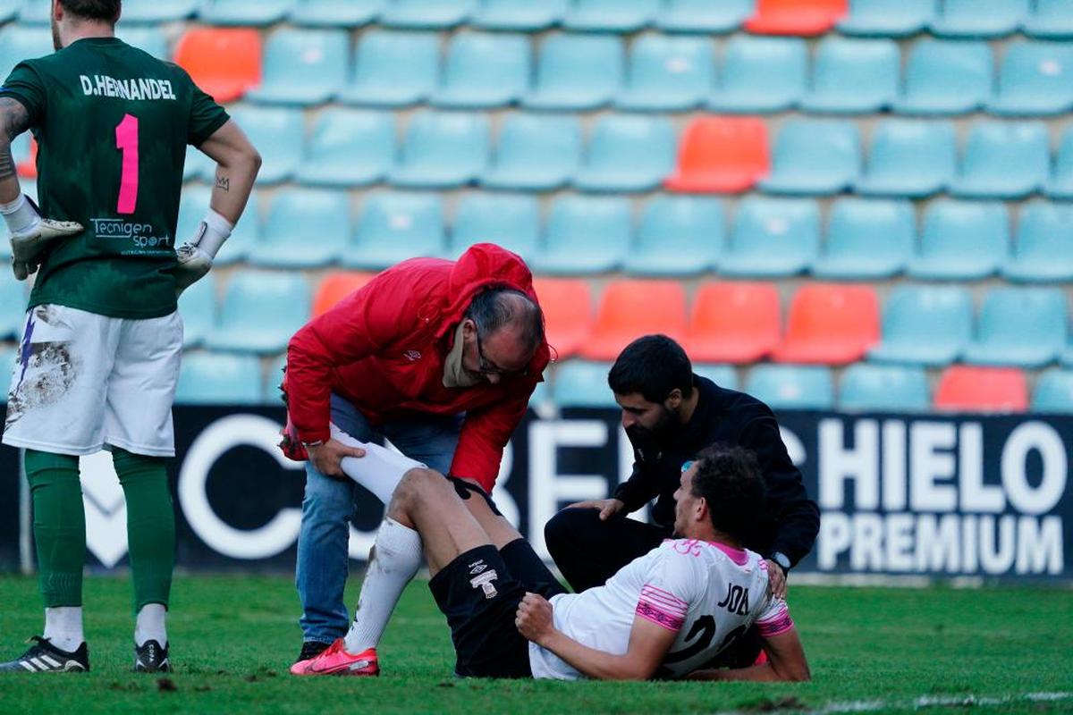 El doctor Cuadrado revisando la rodilla de Joel tras lesionarse