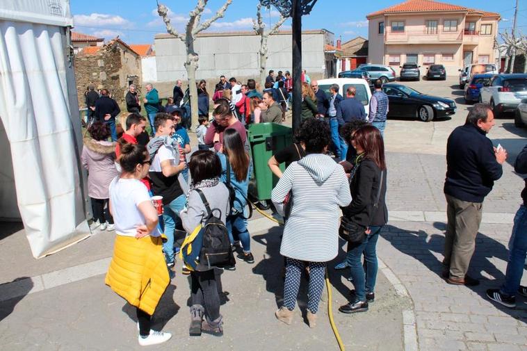 Público en una de las plazas de la localidad de Aldeavieja de Tormes.