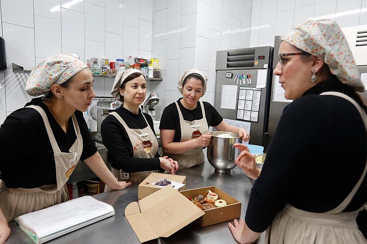 Hayat, Maite, Ana y Blanca realizan los pedidos del día en el obrador.