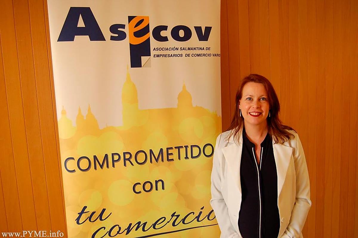 Soledad Gómez, presidenta de ASECOV, en la sede de la asociación.
