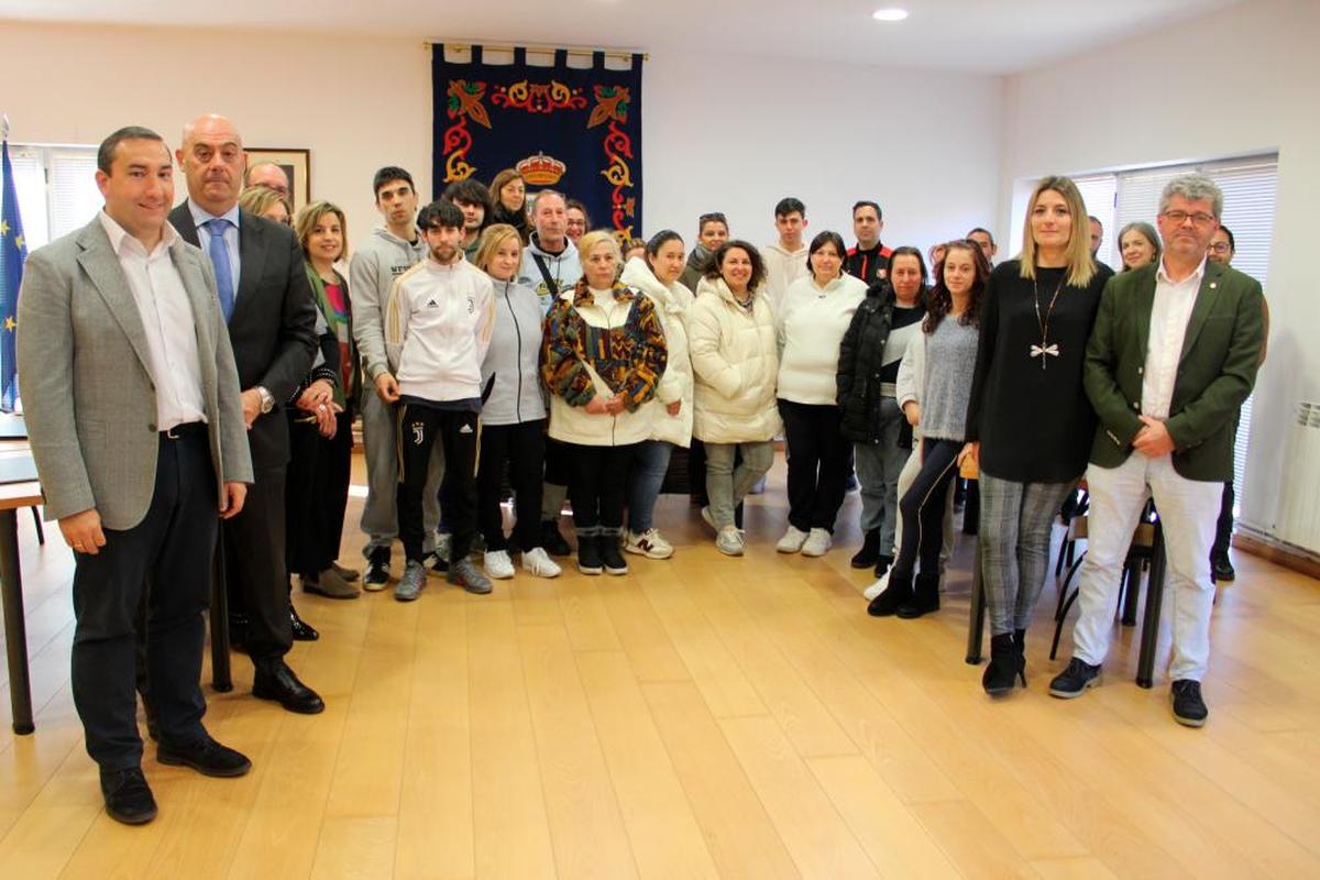 Los dos grupos de alumnos con sus docentes y autoridades en la presentación en Doñinos