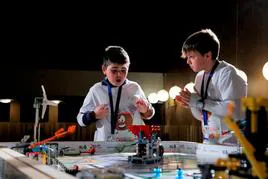 Dos de los niños que han participado en la VII edición del torneo First Lego League Salamanca emocionados con su creación