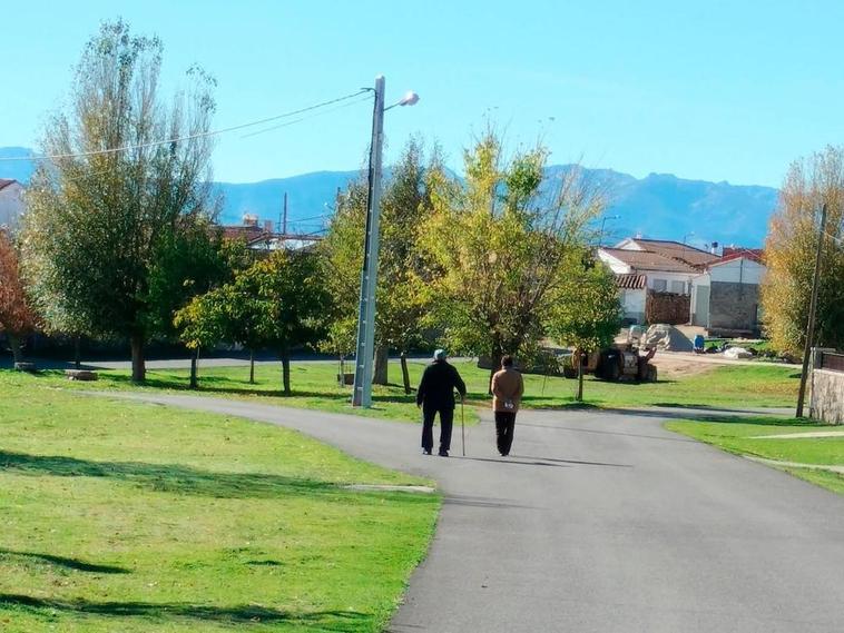 Dos vecinos pasean por Navamorales, donde según el INE están censados 42 vecinos