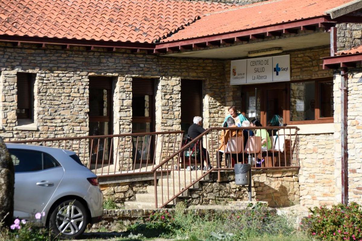 Pacientes hacen cola en el exterior del centro de salud de La Alberca