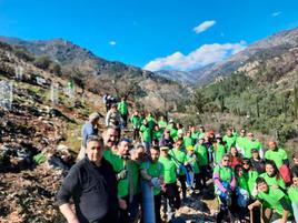 Los voluntarios plantaron árboles en el valle de Las Batuecas