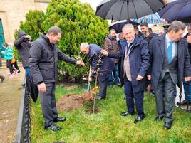 El presidente de la Diputación, Javier Iglesias, planta un almendro en La Fregeneda