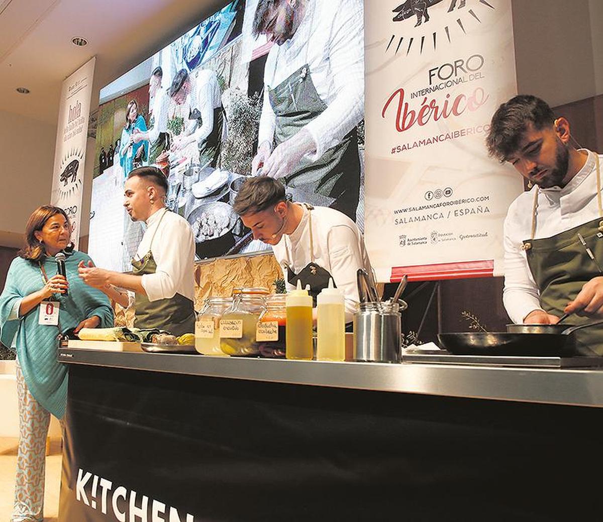 Cocineros en una demostración del III Foro Internacional del Ibérico celebrado en el Palacio de Congresos de Salamanca