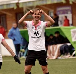 Víctor Poveda, festejando el gol de la victoria contra el Becerril