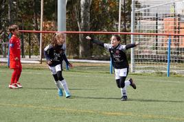 Dos benjamines del Salamanca FF celebran un gol anotado esta última jornada de Liga.